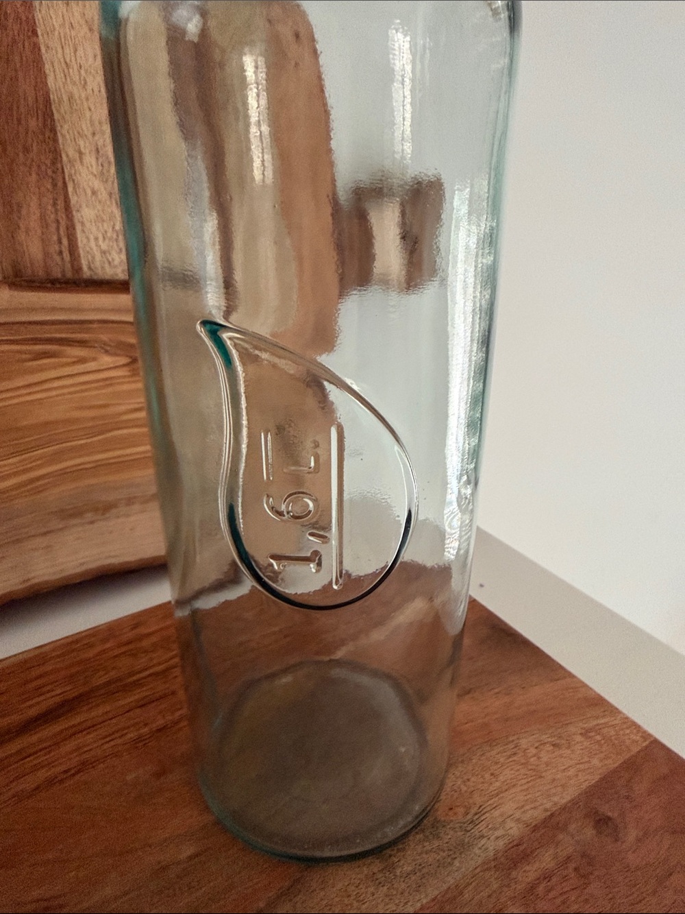 Videos San Miguel 1.6L w/ Embossed Teardrop Emblem Recycled Glass Bottle No Lid - Picture 2 of 5